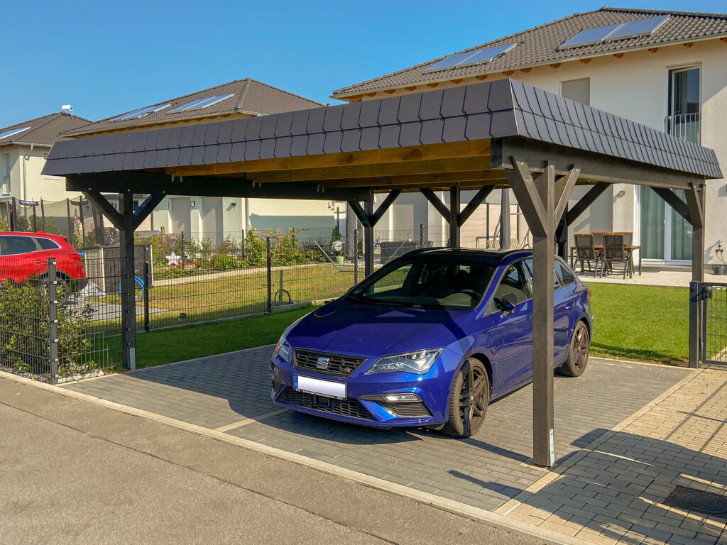 Freistehender Flachdach-Carport für 2 PKW mit wenigen Stützen