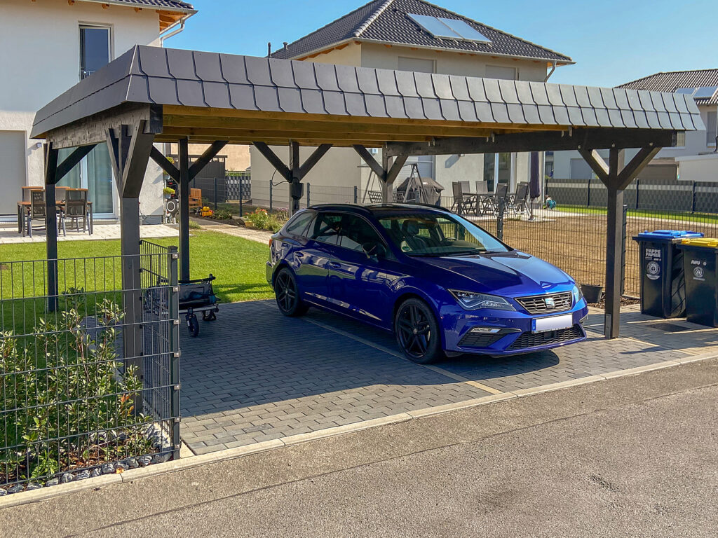 Flachdach-Doppelcarport aus Holz mit minimalistischem Stützendesign