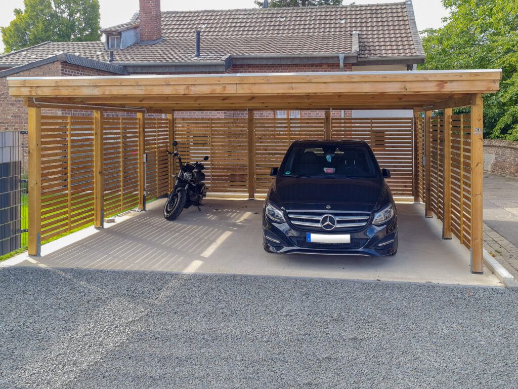 Flachdach-Doppelcarport mit Schindelblende und modernen Rhombus-Sichtschutzelementen