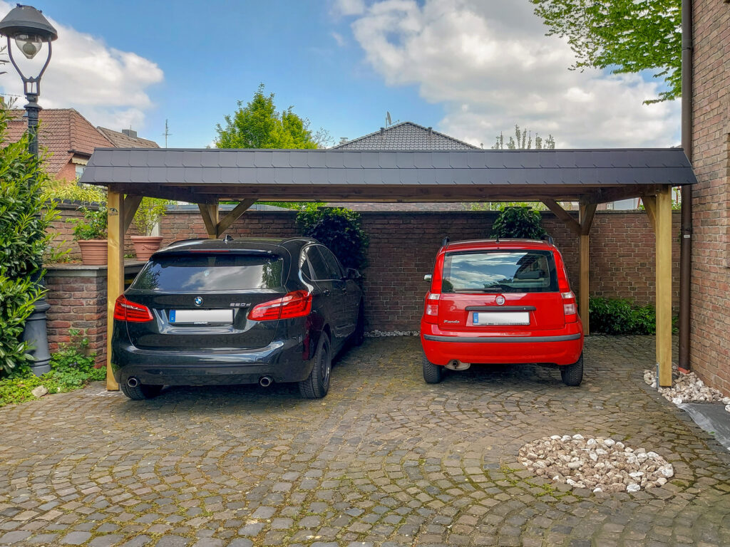 Moderner Flachdach-Doppelcarport mit schwarzer Blende und reduzierter Stützenanzahl
