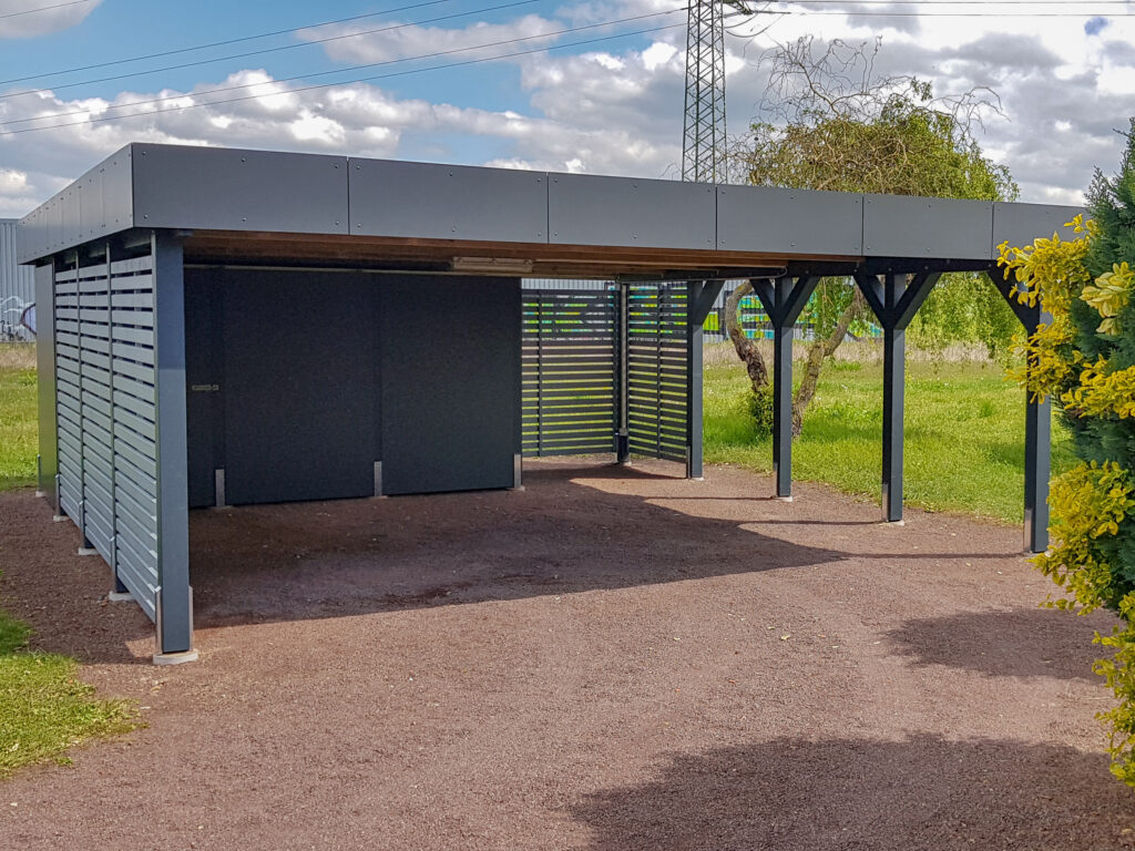 Flachdach-Doppelcarport mit HPL-Blende und integrierter HPL-Abstellkammer