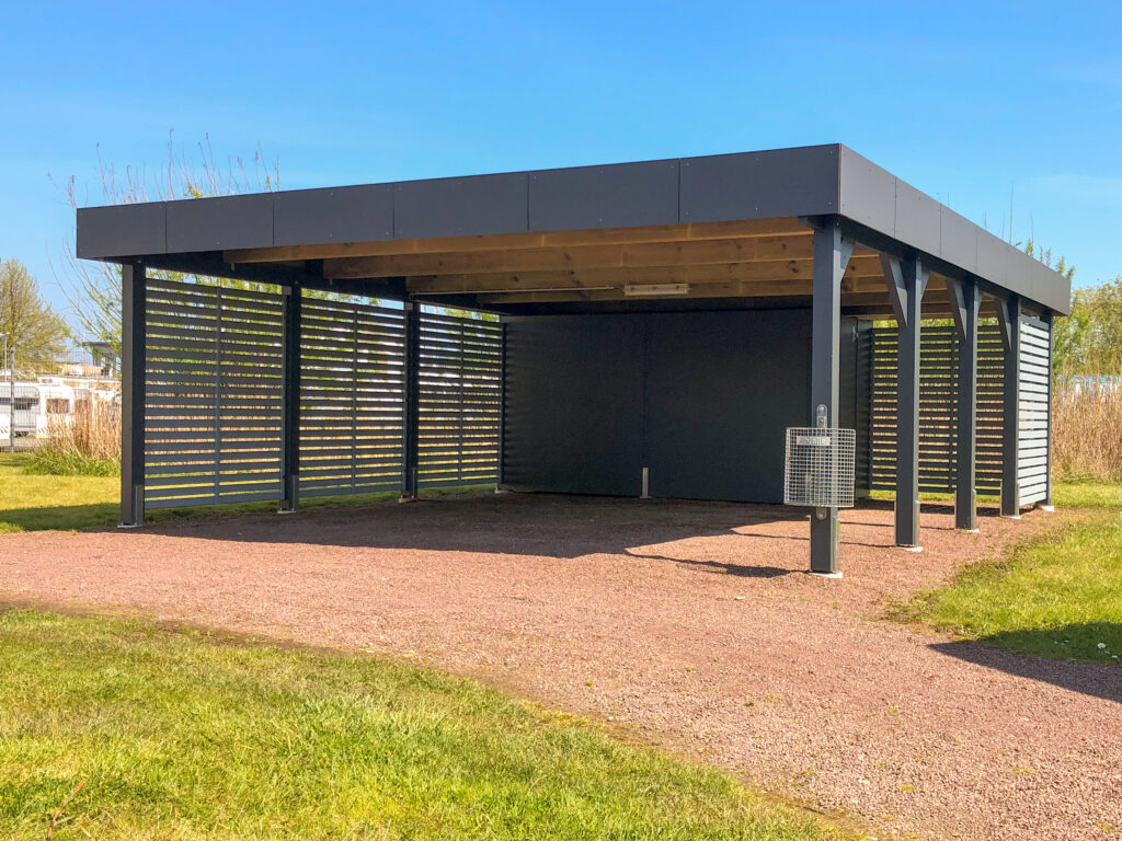 Flachdach-Doppelcarport Holz mit HPL-Abstellkammer und Designblende