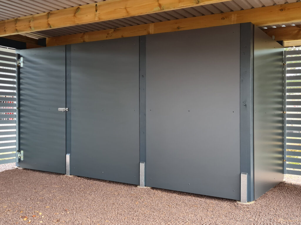 Robuste Abstellkammer für Flachdach-Carports aus HPL-Platten