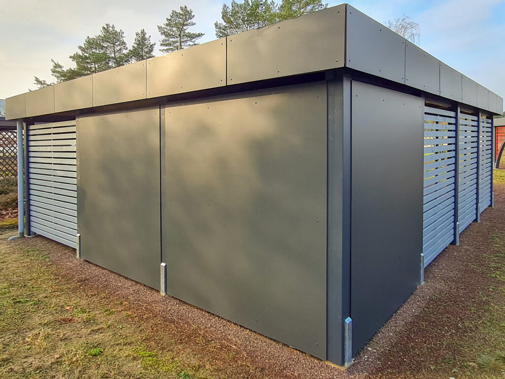 Außenansicht einer Abstellkammer aus HPL-Platten für Flachdach-Carports
