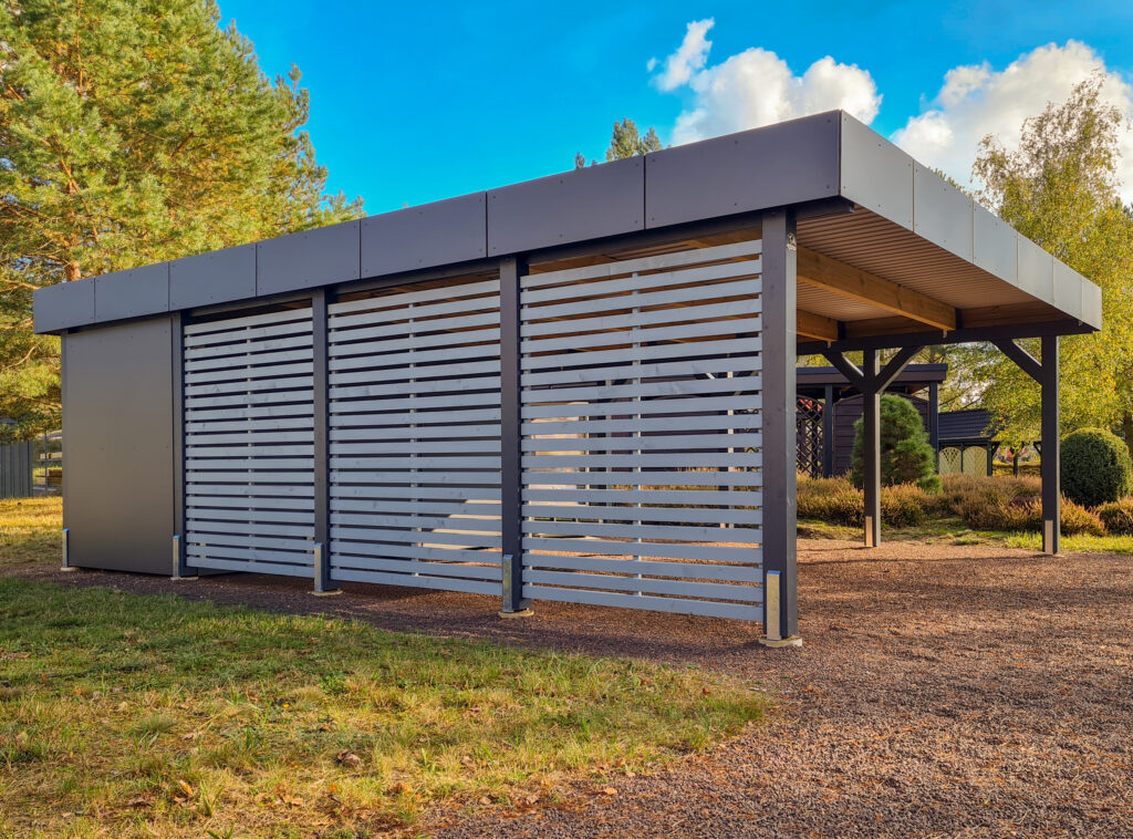 Flachdach-Doppelcarport mit Abstellkammer, HPL-Dachverkleidung und Rhombus-Sichtschutz