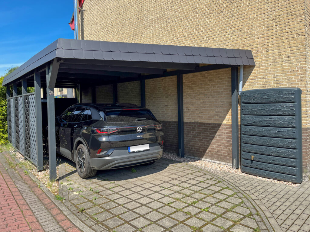 Flachdach-Einzelcarport aus Holz, grau gestrichen mit anthrazitfarbener Schindelblende