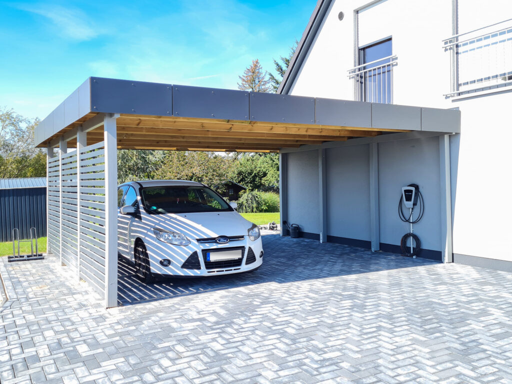 Flachdach-Carport aus Holz mit anthrazitfarbener HPL-Blende modern