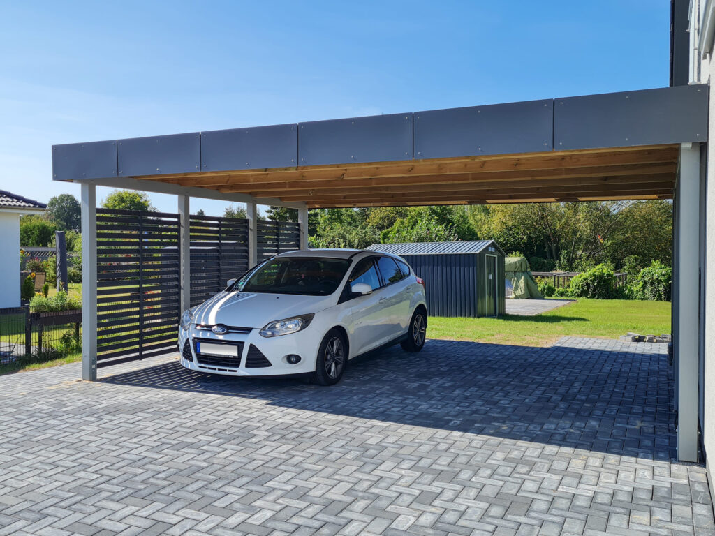 Flachdach-Doppelcarport Holz mit anthrazit HPL-Blende und Rhombus-Sichtschutz