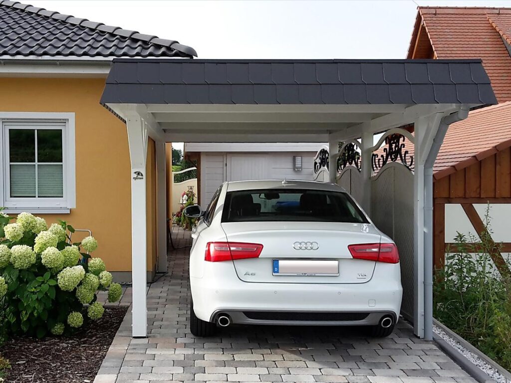 Maßgefertigter Einzelcarport in Weiß mit dunkler Schindelblende
