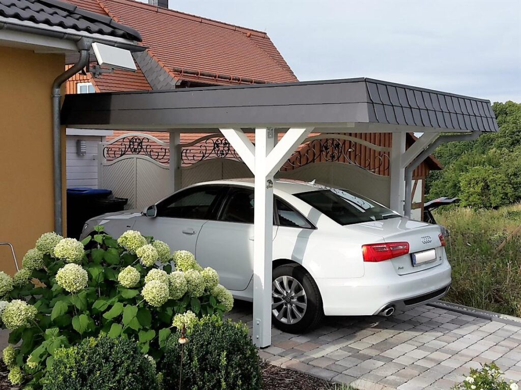 Maßgefertigter Einzelcarport in Weiß mit dunkler Schindelblende