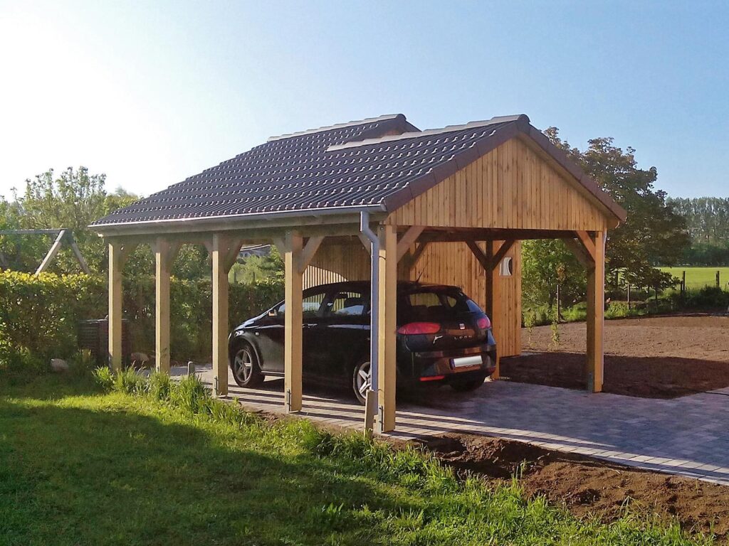Spitzdach-Carport als Maßanfertigung mit Winkelbau und Abstellkammer