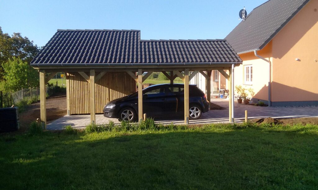 Spitzdach-Carport als Maßanfertigung mit Winkelbau und Abstellkammer