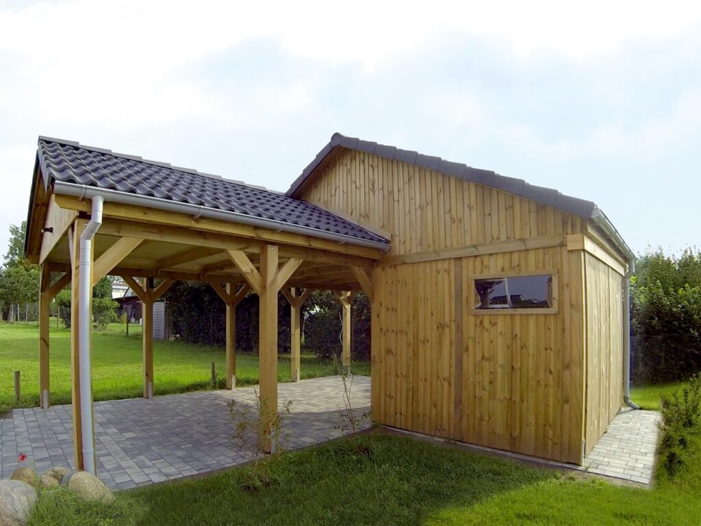 Spitzdach-Carport als Maßanfertigung mit Winkelbau und Abstellkammer