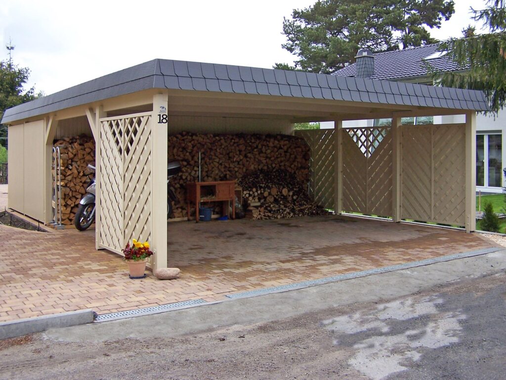 Maßgefertigter Doppel-Carport mit integriertem Abstellraum und Sichtschutzelementen