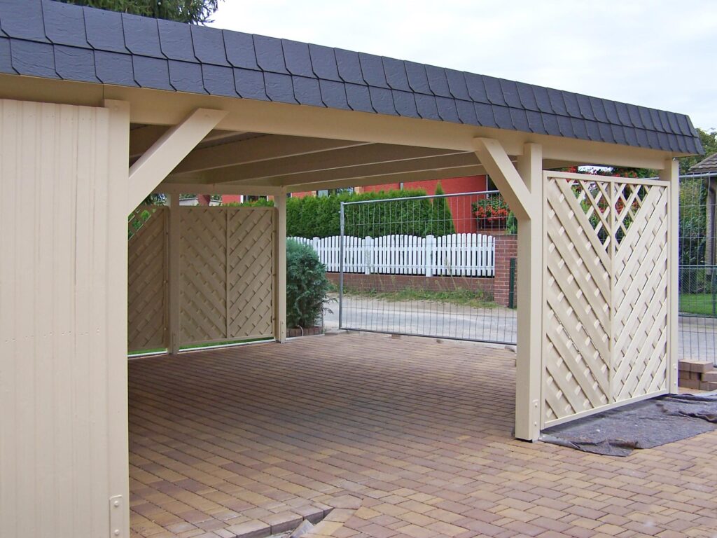 Maßgefertigter Doppel-Carport mit integriertem Abstellraum und Sichtschutzelementen