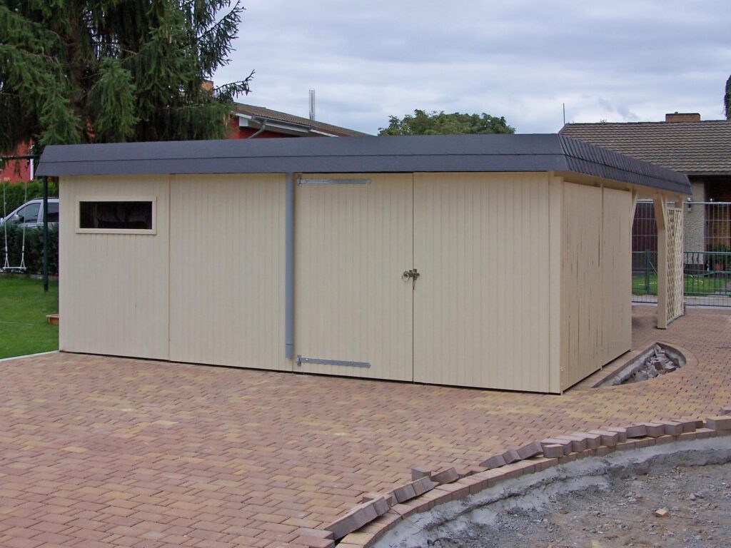 Maßgefertigter Doppel-Carport mit integriertem Abstellraum und Sichtschutzelementen
