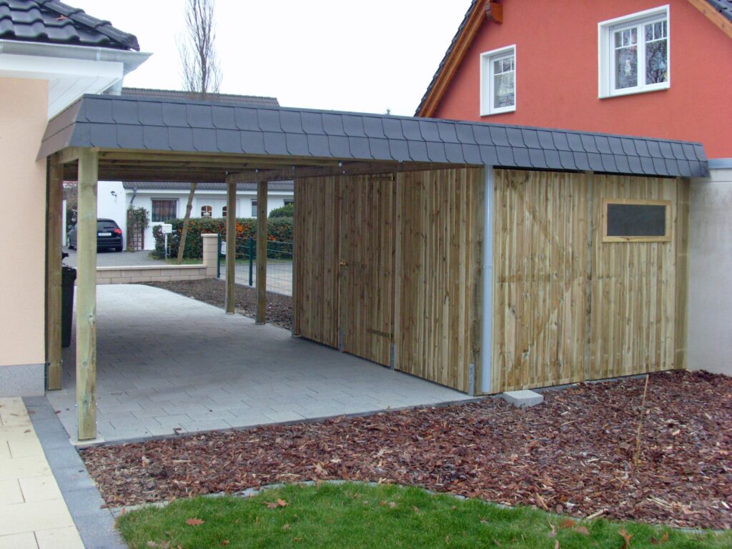 Massgefertigter Holzcarport mit integriertem Abstellraum