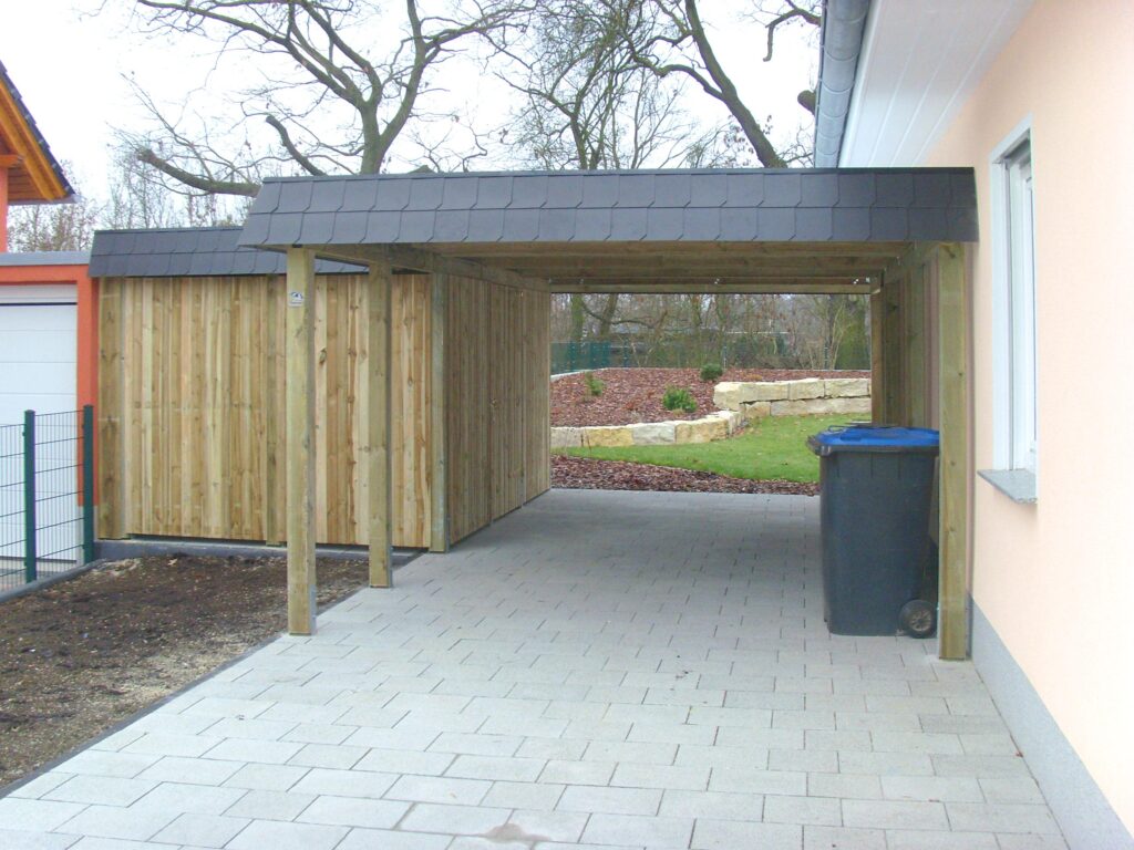 Massgefertigter Holzcarport mit integriertem Abstellraum
