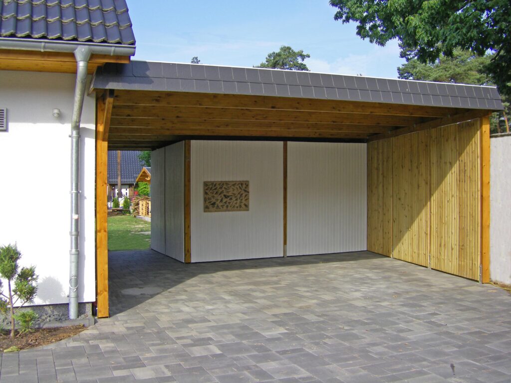 Moderner Holzcarport nach Maß mit schickem Design und abschließbarem Abstellraum