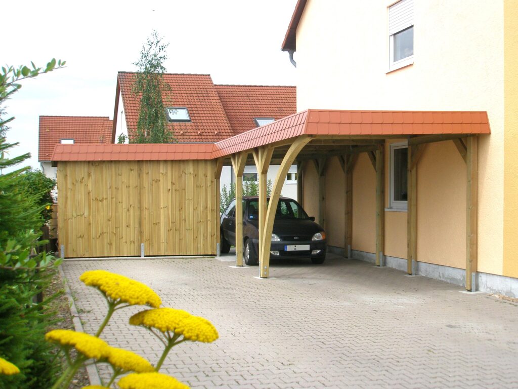 Maßgefertigter Holzcarport mit integriertem Abstellraum als Anbau am Haus