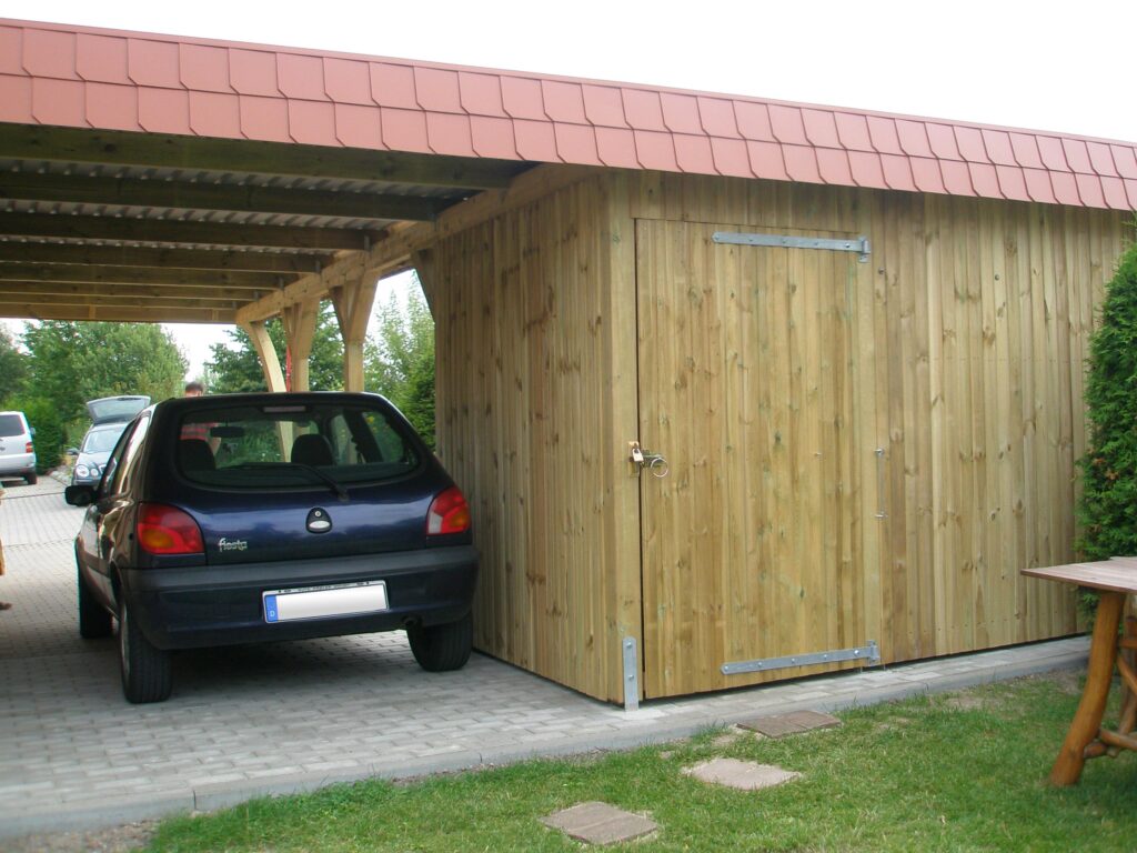 Maßgefertigter Holzcarport mit integriertem Abstellraum und roter Schindelblende