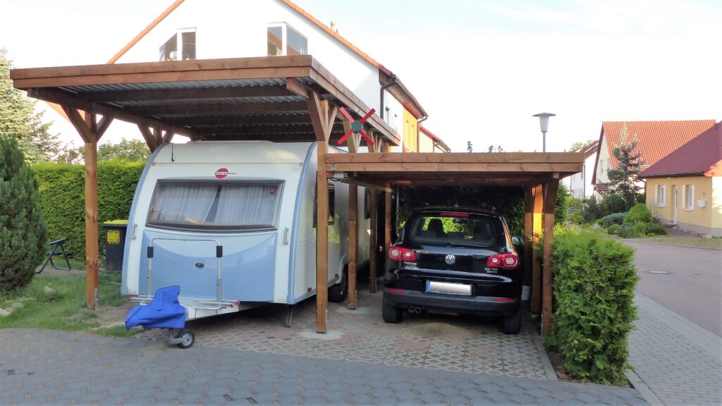 Maßgefertigter Carport aus Holz für PKW und Wohnmobil/Wohnwagen