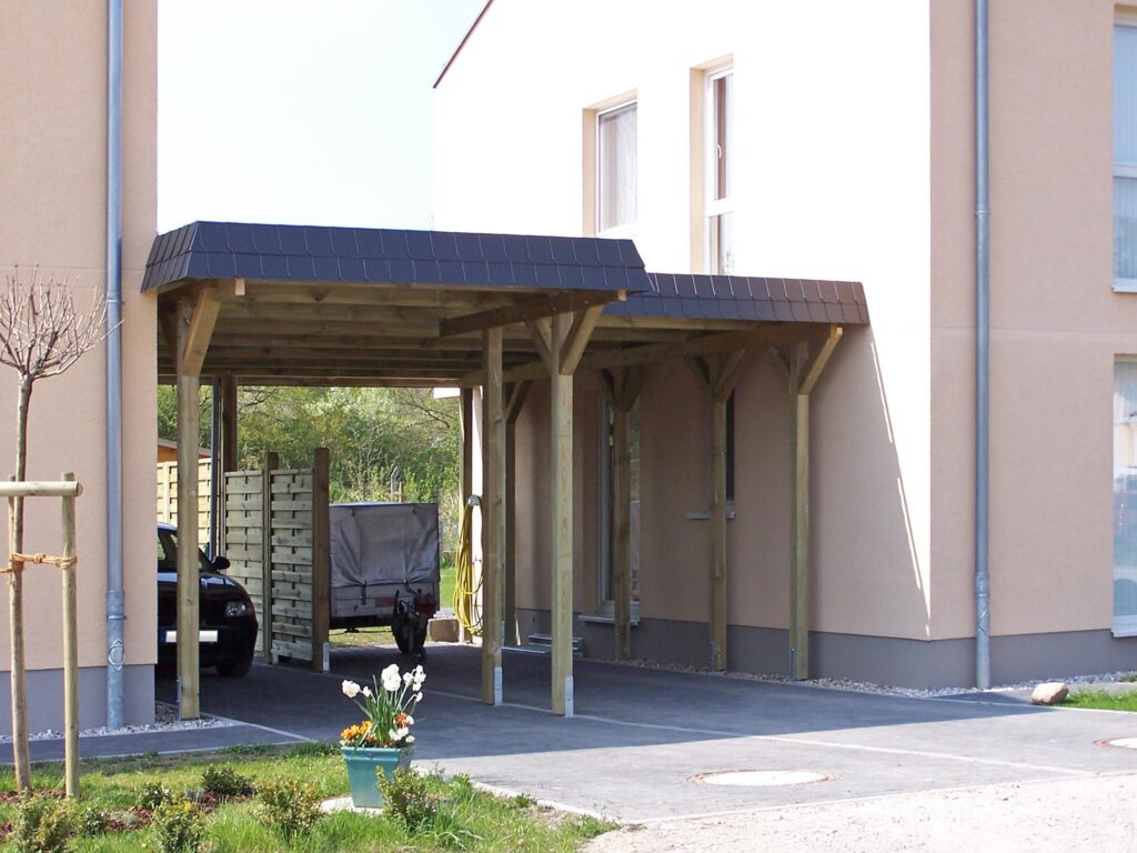 Maßgefertigter Holzcarport als Doppelcarport am Wohnhaus