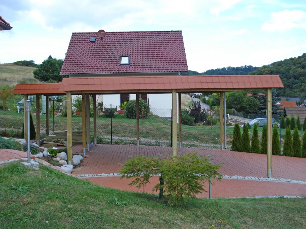 Maßgefertigter Holzcarport mit roter Schindelblende für mehrere Stellplätze