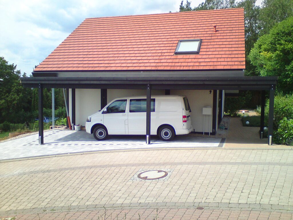 Maßgefertigter Design Carport in Schwarz als optimaler Fahrzeugschutz