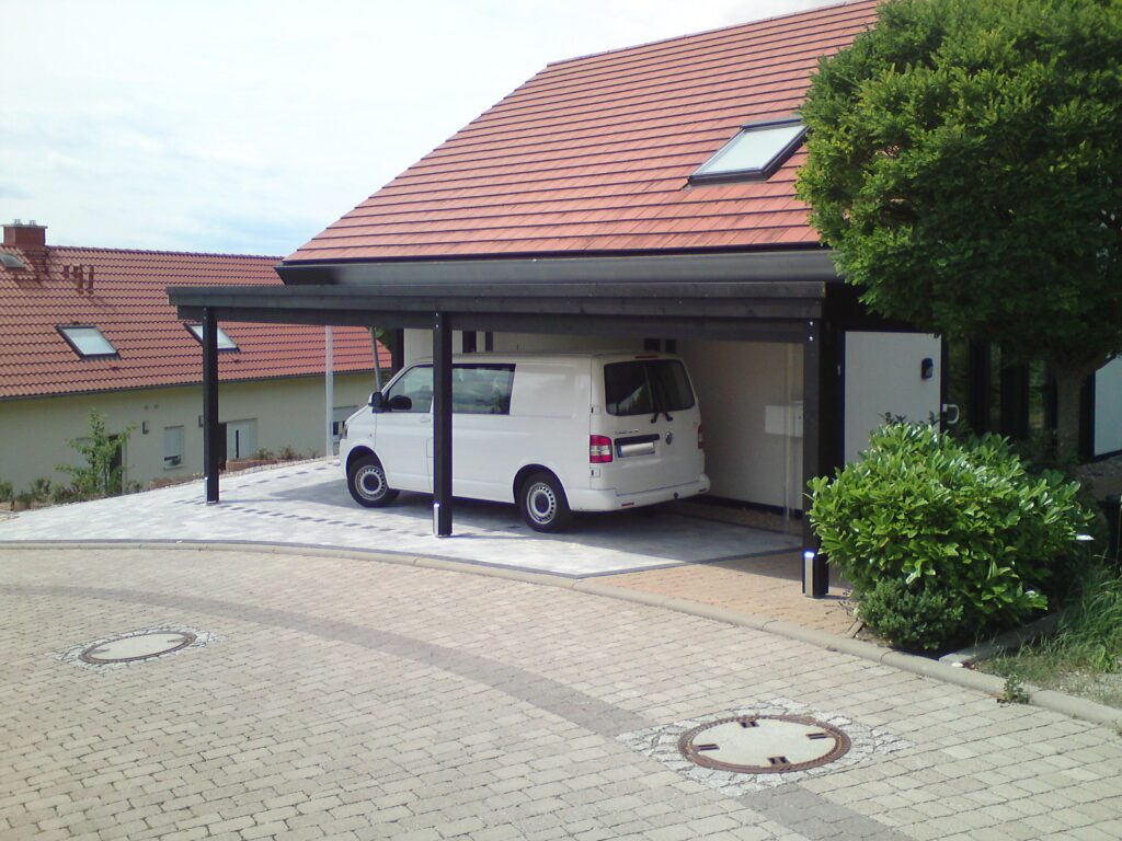 Maßgefertigter Design Carport in Schwarz als optimaler Fahrzeugschutz