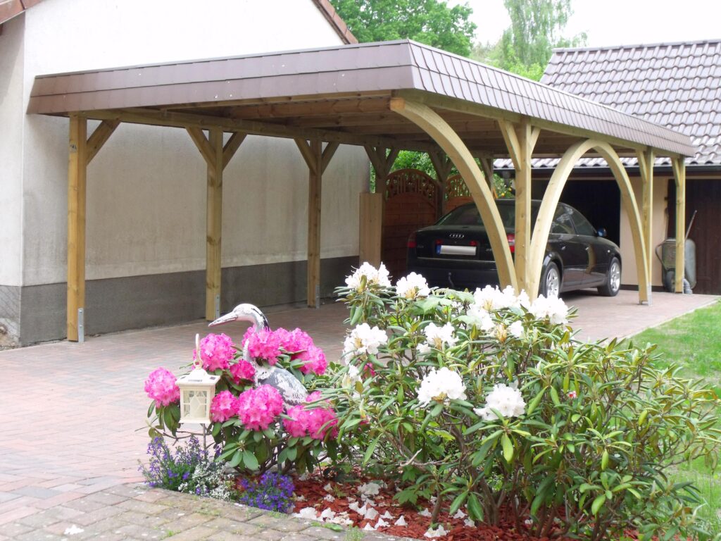 Maßgefertigter Holzcarport mit Bogenpfosten als robuster Wetterschutz für Ihr Auto