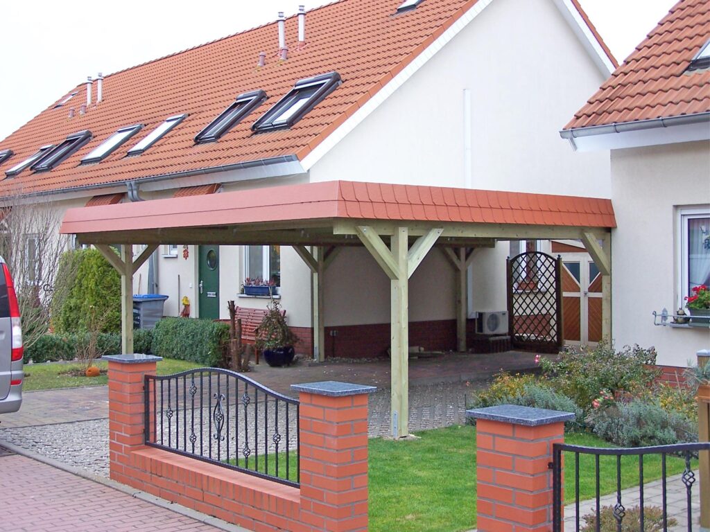 Maßgefertigter Holzcarport mit Flachdach und Schindelblende
