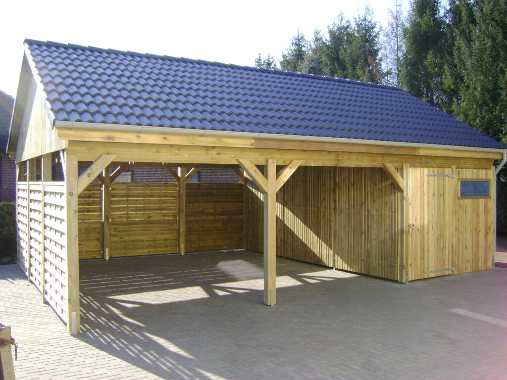 Maßgefertigter Holzcarport mit Satteldach, integriertem Abstellraum und Seitenwänden