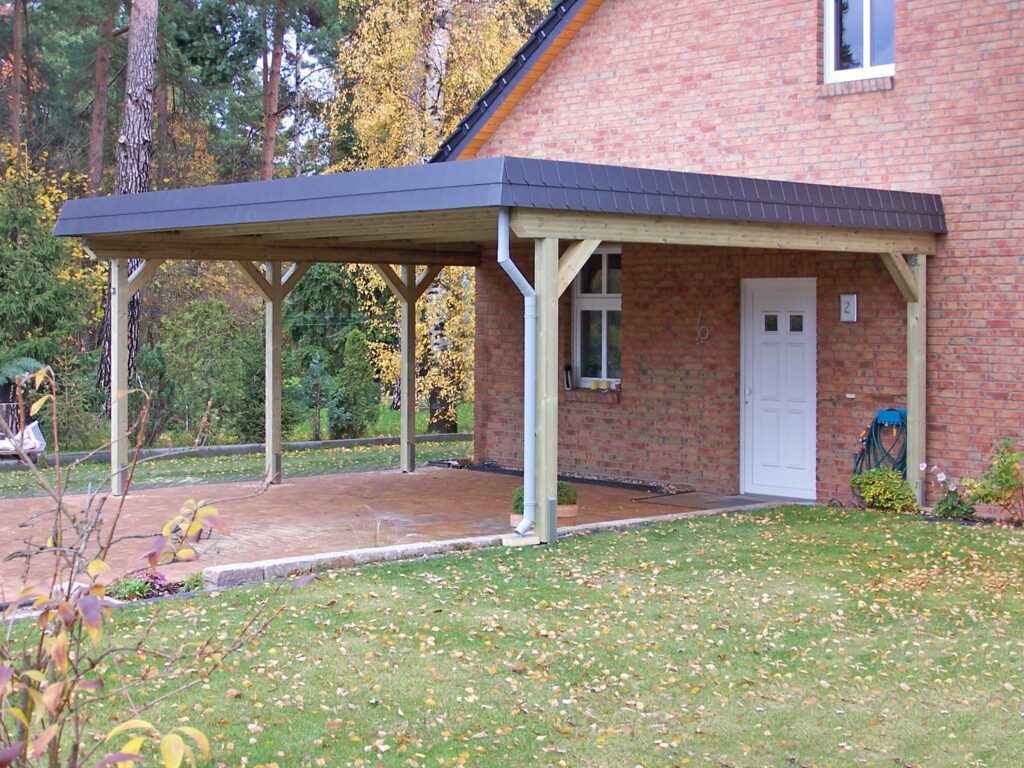 Maßgefertigter Holzcarport mit modernem Flachdach