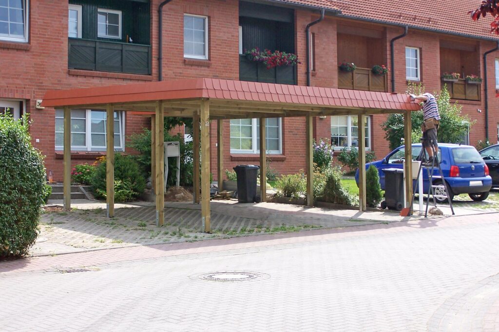 Massgefertigter Doppelcarport mit Schindelblende passend zur Wohnhaus-Architektur