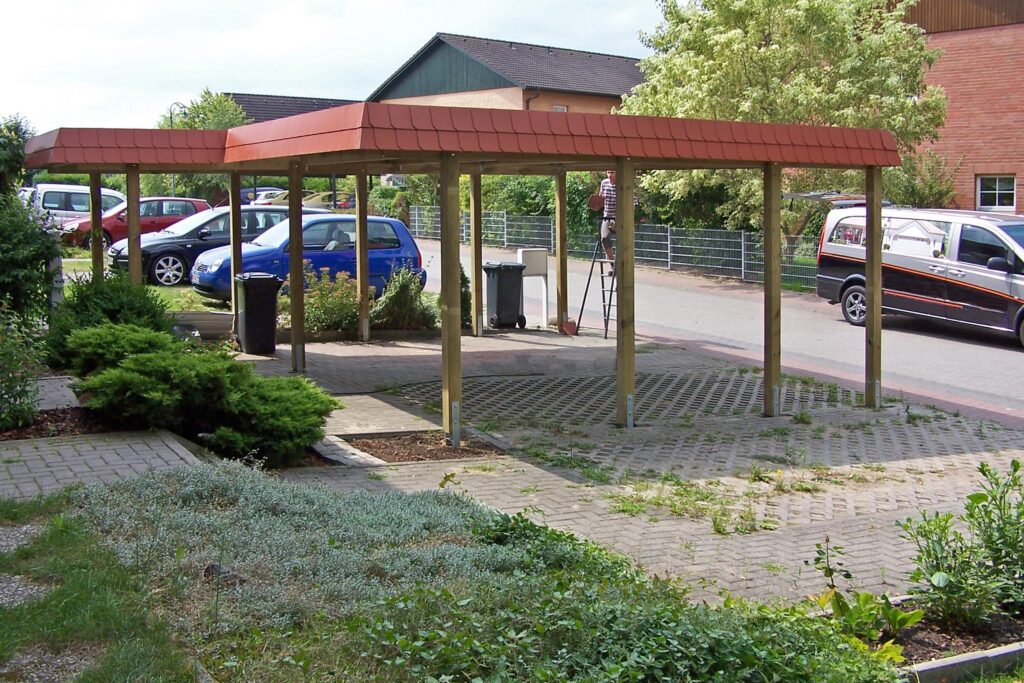 Massgefertigter Doppelcarport mit Schindelblende