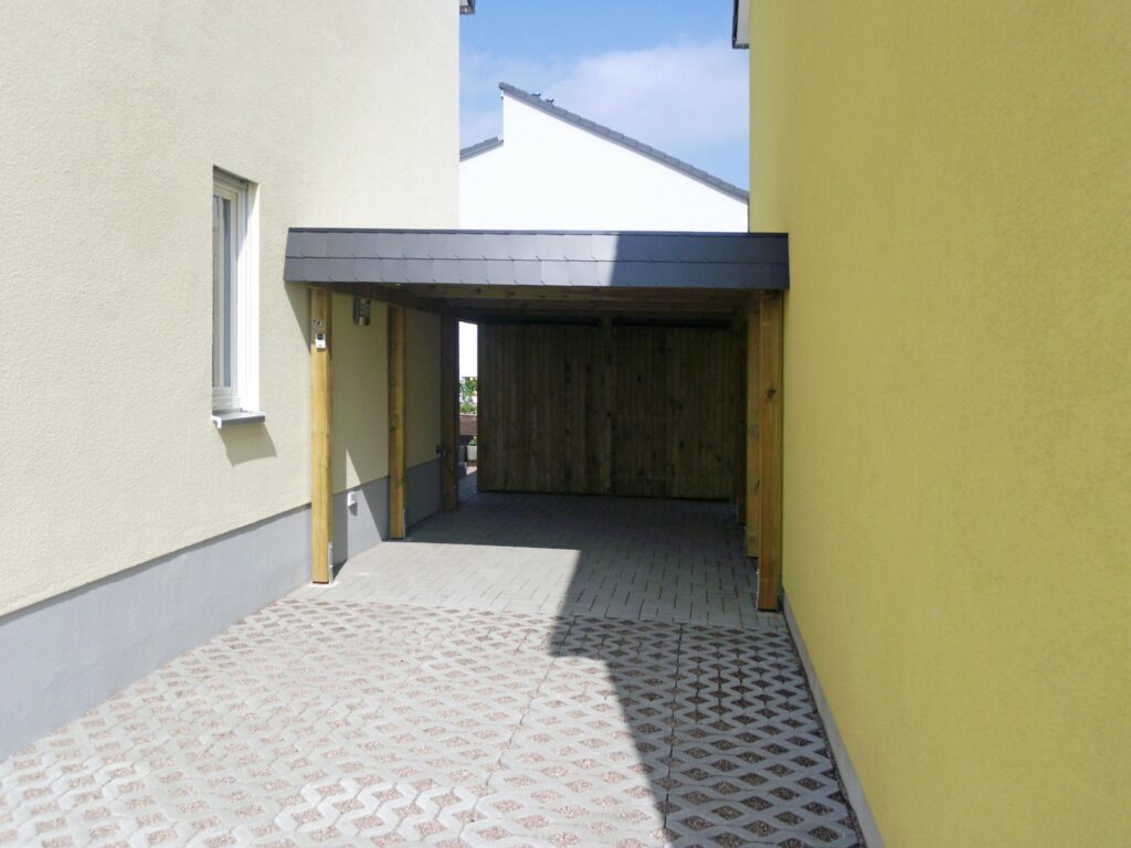 Maßgefertigter Holzcarport zwischen zwei Häusern