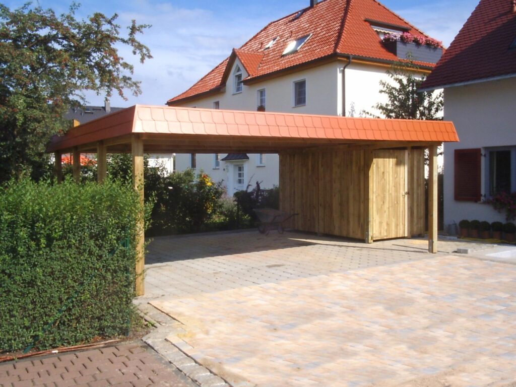 individueller Holzcarport nach Maß mit praktischem Geräteschuppen