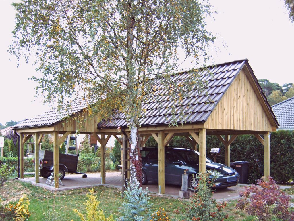Maßgefertigter Holzcarport mit Satteldach und Platz für zwei Fahrzeuge