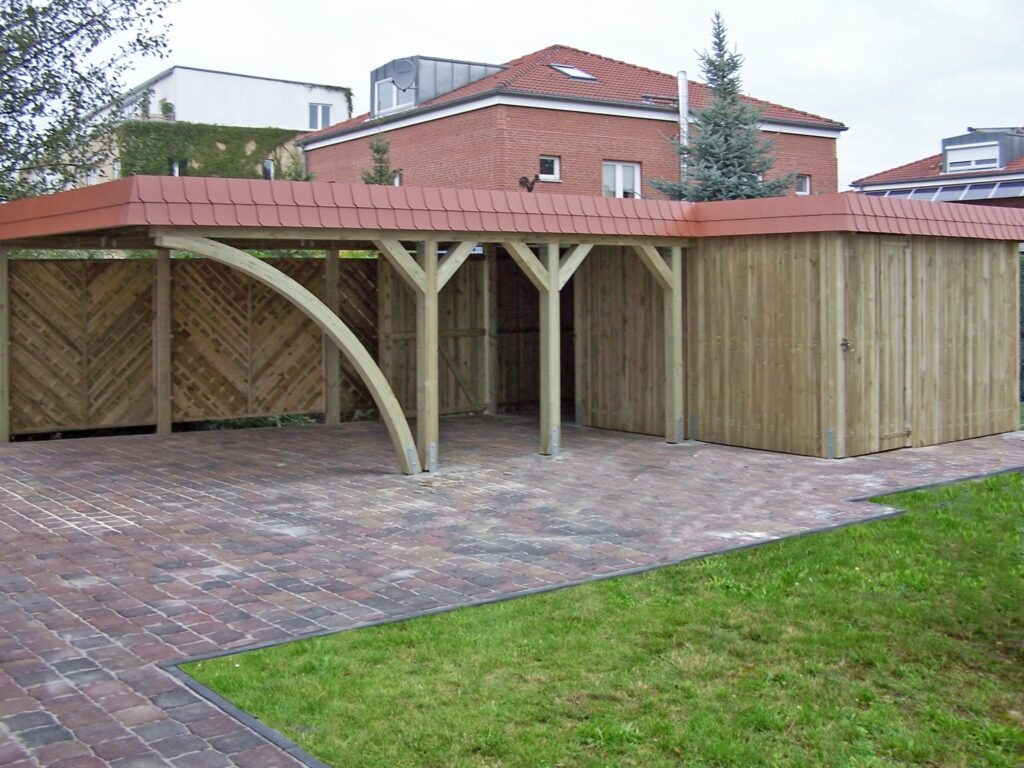 Maßgefertigter Holzcarport mit Bogenpfosten und integriertem Geräteraum