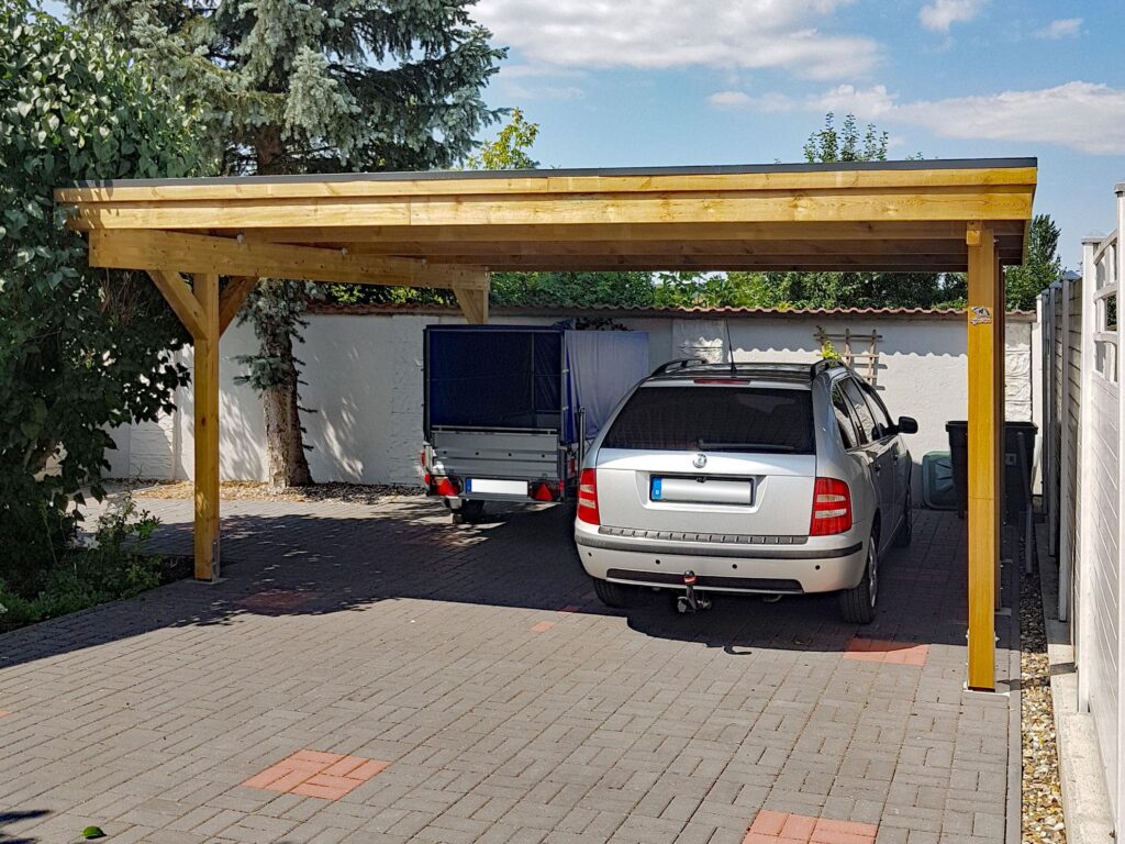 Maßgefertigter Doppelcarport mit Flachdach, bietet geschützten Stellplatz für PKW und Anhänger