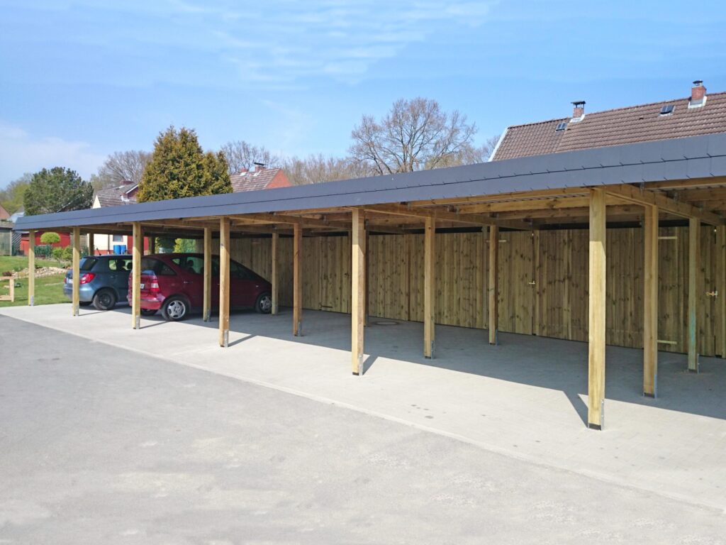 Reihenanlage mit Holzpfosten und schwarzer Schindelblende