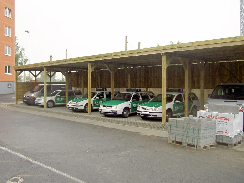 Reihenanlage mit Holzblende und Sichtschutz
