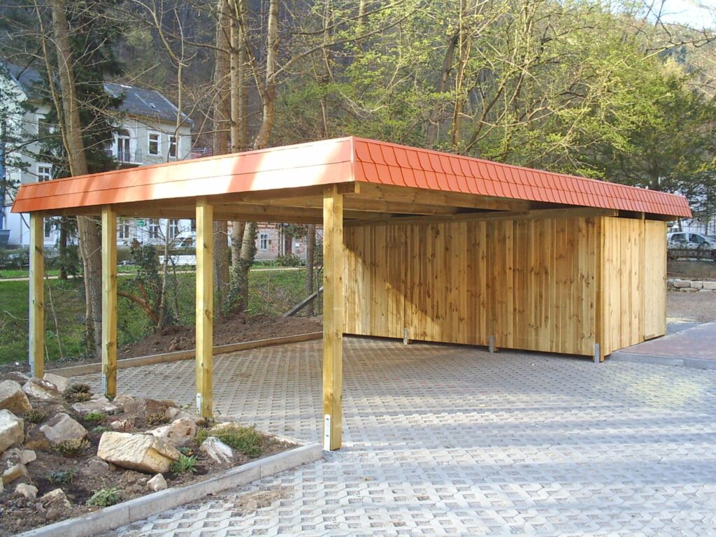 Reihenanlage mit roter Schindelblende und Abstellkammer