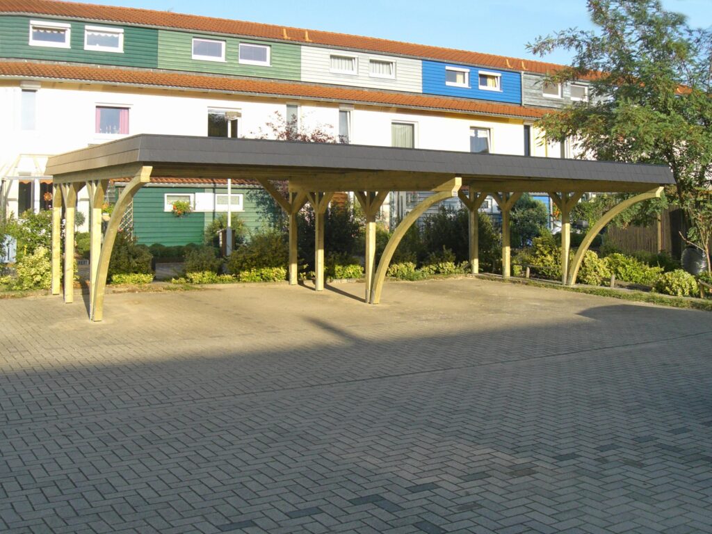 Reihenanlage mit Bogenpfosten und Schindelblende