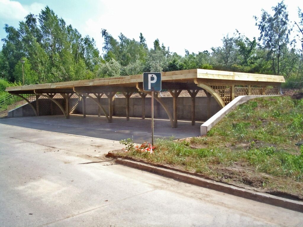 Reihenanlage mit Bogenpfosten und Walmblende