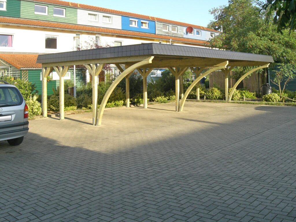 Reihenanlage mit Bogenpfosten und Schindelblende
