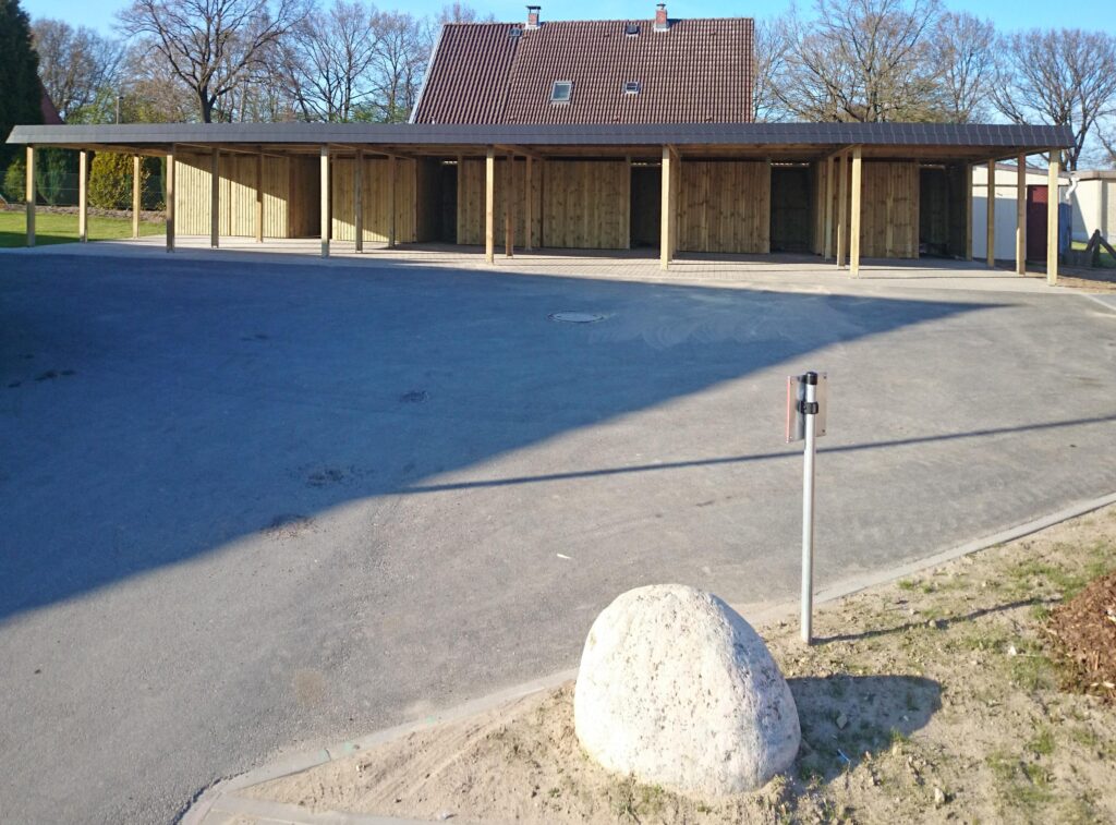 Reihenanlage mit Schindelblende und Abstellkammern