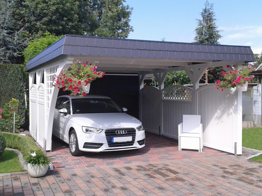 weißer Rundbogen Carport aus Leimholz mit eleganter Schindelblende – moderner Wetterschutz für Ihr Auto