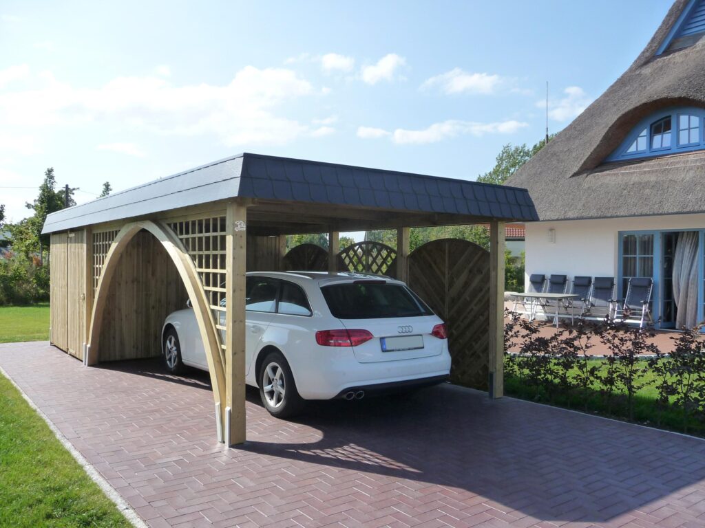 Rundbogen-Carport mit Abstellkammer und Sichtschutzelementen zum Schutz vor Witterung